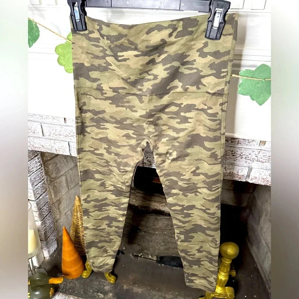 Spanx Look At Me Now Seamless camouflage leggings size Large shape wear